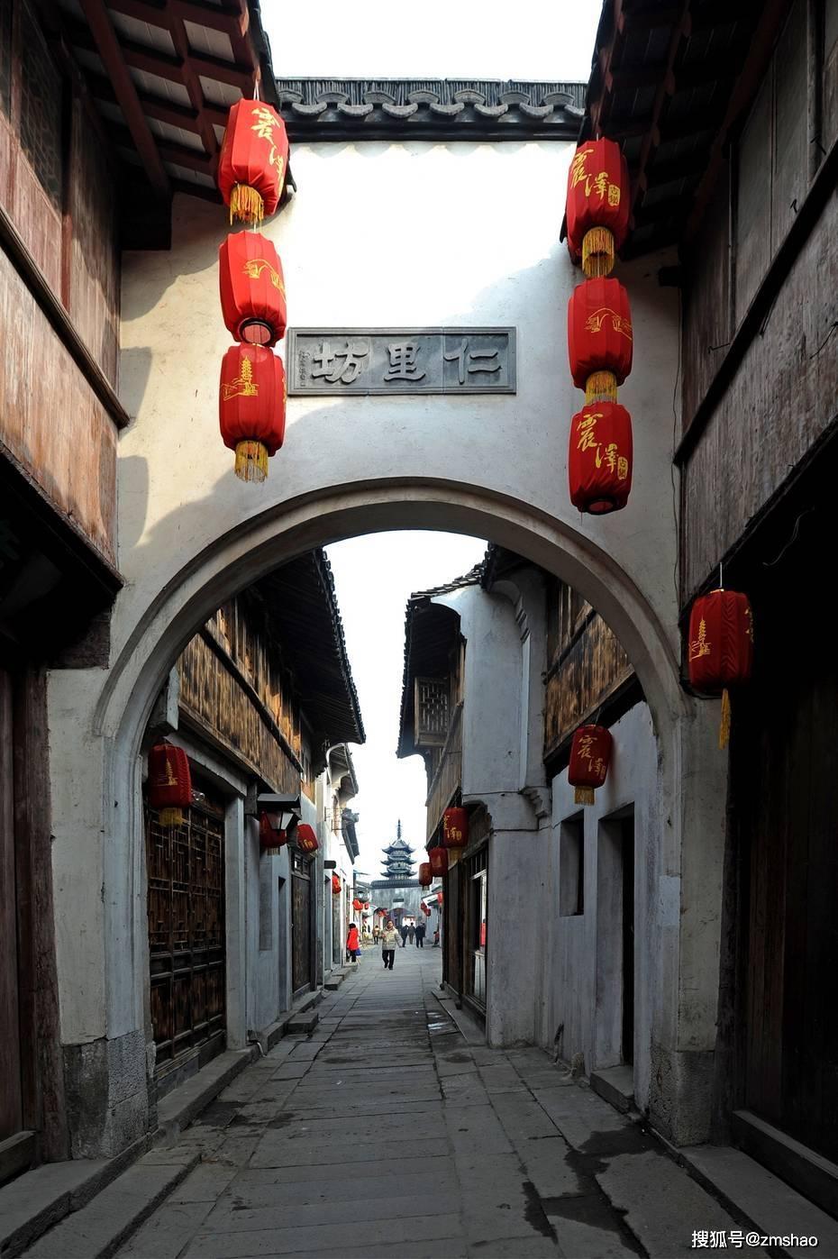 春运首日杭州学院路地铁站年味十足,老师现场挥毫泼墨,给乘客送祝福